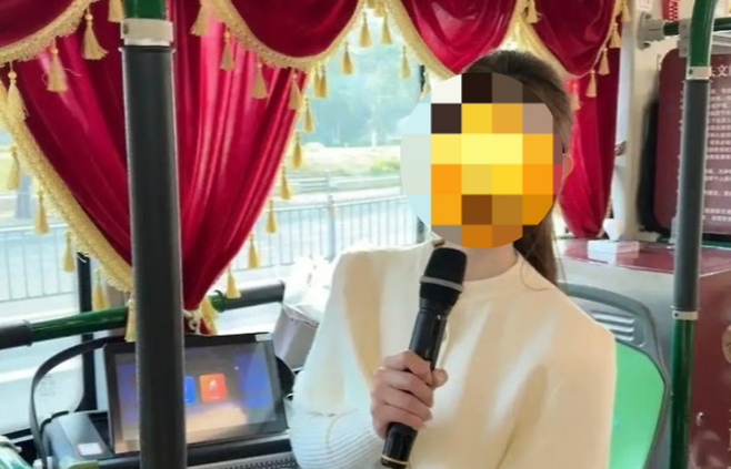 버스 안에서 마이크를 잡고 노래를 부르고 있는 여성 관광객. [사진출처 = SCMP]