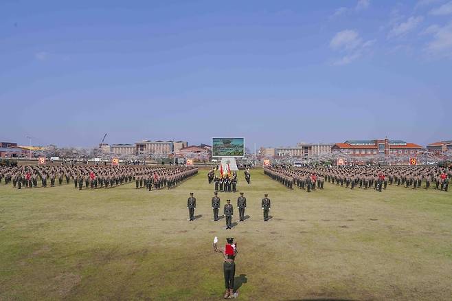 해병대 신병 1327기 수료식이 4월 2일 해병대 교육훈련단 행사연병장에서 열리고 있다. [해병대]