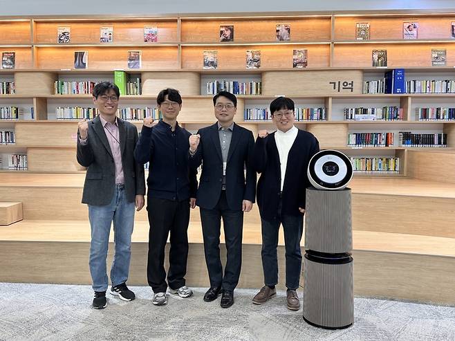 왼쪽부터 이동혁 책임연구원, 백승재 책임연구원, 박형호 상무, 전훈철 책임연구원