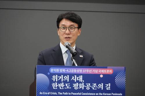 김민석 국무총리가 2일 문익환 방북 기념 토론회에서 축사하고 있다.  연합뉴스