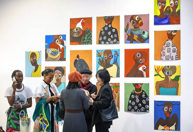 2일 개막한 '아트오앤오 2026' 현장에서 관람객들이 탄자니아 란기 갤러리 부스에 전시된 테레시아 마사웨의 작품을 살펴보고 있다. 한주형 기자