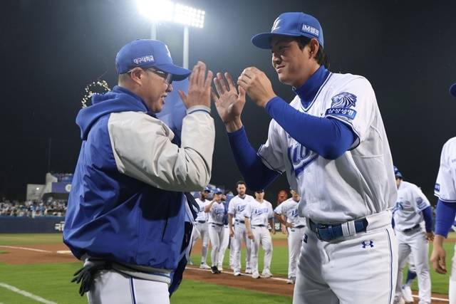 KBO 통산 3000승을 따낸 삼성 선수단이 박진만 감독과 기쁨을 나누고 있다. 사진=삼성 제공