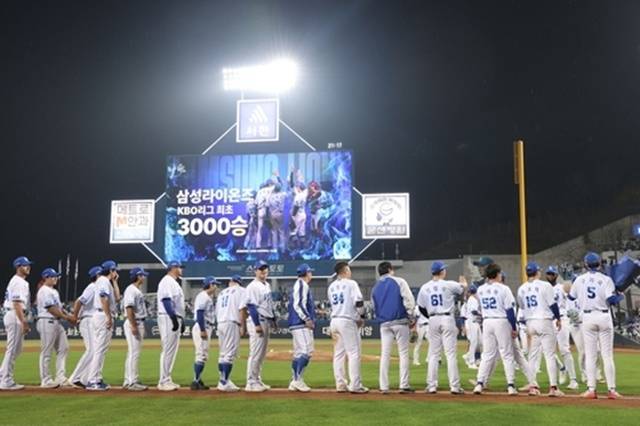 KBO 통산 3000승의 위업을 거둔 삼성 선수단. 사진=삼성 제공