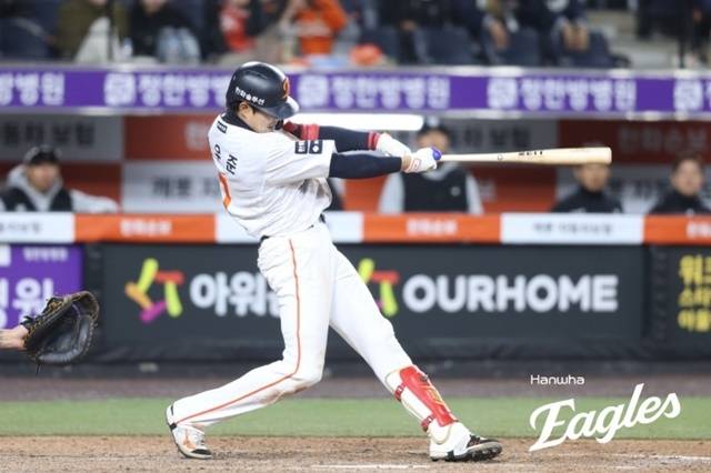 심우준이 1일 KT전에서 홈런을 치고있다. 사진=한화 제공