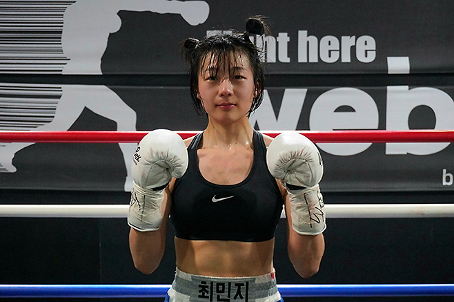 최민지가 2026년 3월 노바복싱이 주최하고 KBM이 주관 및 인정하는 2026 WE BOX 신인왕전 여자플라이급 우승 후 기념 촬영을 하고 있다. 이번 대회 감투상으로도 선정됐다. 사진=한국복싱커미션