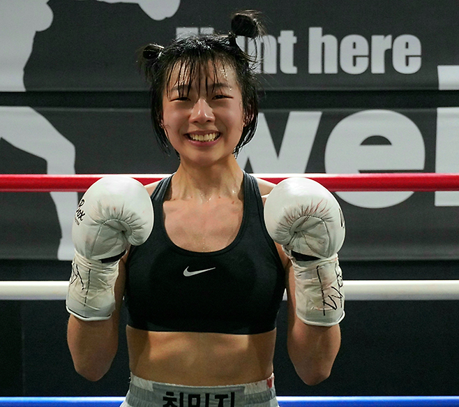 최민지가 2026년 3월 노바복싱이 주최하고 KBM이 주관 및 인정하는 2026 WE BOX 신인왕전 여자플라이급 우승 후 기념 촬영을 하고 있다. 이번 대회 감투상으로도 선정됐다. 사진=한국복싱커미션