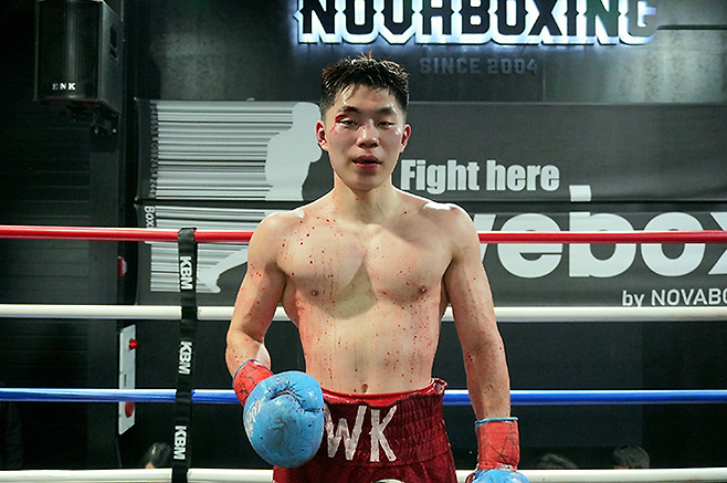 이건우가 2026년 3월 노바복싱이 주최하고 KBM이 주관 및 인정하는 2026 WE BOX 신인왕전 슈퍼플라이급 우승 기념 촬영을 하고 있다. 이번 대회 MVP로도 선정됐다. 사진=한국복싱커미션