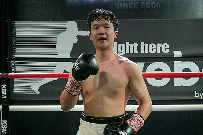 김민호가 2026년 3월 노바복싱이 주최하고 KBM이 주관 및 인정하는 2026 WE BOX 신인왕전 라이트급 우승 기념 촬영을 하고 있다. 이번 대회 KO상으로도 선정됐다. 사진=한국복싱커미션