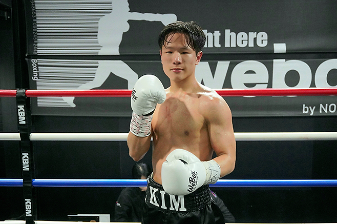 김민석이 2026년 3월 노바복싱이 주최하고 KBM이 주관 및 인정하는 2026 WE BOX 신인왕전 슈퍼밴텀급 우승 기념 촬영을 하고 있다. 사진=한국복싱커미션