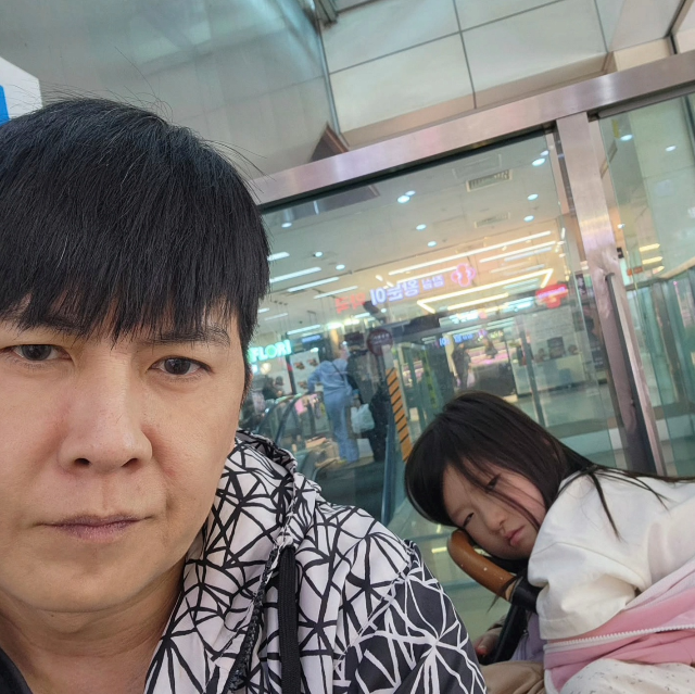 학원 앞에서 발걸음을 멈춘 둘째 때문에 결국 아빠가 두 손을 들었다.사진=홍경민 SNS