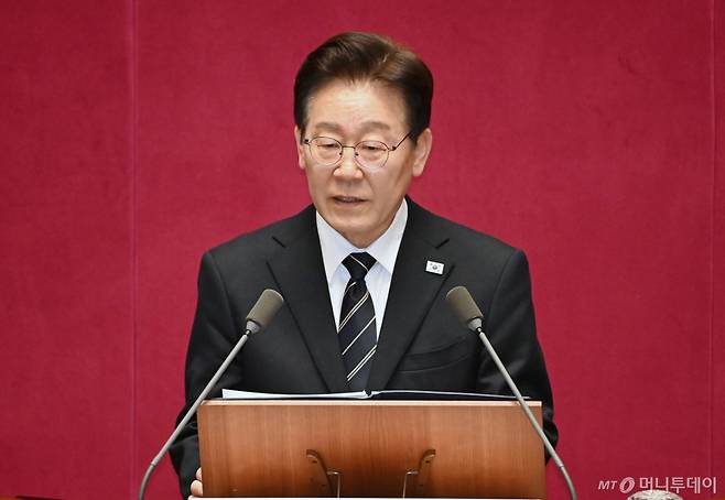 (서울=뉴스1) 국회사진기자단 = 이재명 대통령이 2일 서울 여의도 국회에서 26조2000억 원 규모의 2026년도 1차 추가경정예산안에 대한 시정연설을 하고 있다.  이번 추경안은 중동 사태 장기화로 발생한 고유가·고환율·고금리 등 이른바 '3고(高) 현상'에 대응하고 민생 회복을 도모하기 위해 편성됐다. 2026.4.2/뉴스1  Copyright (C) 뉴스1. All rights reserved. 무단 전재 및 재배포,  AI학습 이용 금지. /사진=(서울=뉴스1) 국회사진기자단