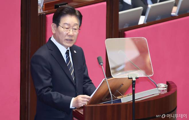 (서울=뉴스1) 이재명 기자 = 이재명 대통령이 2일 서울 여의도 국회에서 중동 사태 대응을 위한 추가경정예산(추경)안에 대한 시정연설을 하고 있다. 2026.4.2/뉴스1  Copyright (C) 뉴스1. All rights reserved. 무단 전재 및 재배포,  AI학습 이용 금지. /사진=(서울=뉴스1) 이재명 기자