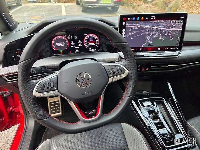 미래지향적인 콕핏 레이아웃. 12.9인치 차세대 MIB4 인포테인먼트 시스템과 GTI 전용 레드 스티치가 적용된 스포츠 스티어링 휠이 운전자를 감싼다. /사진=최유빈 기자