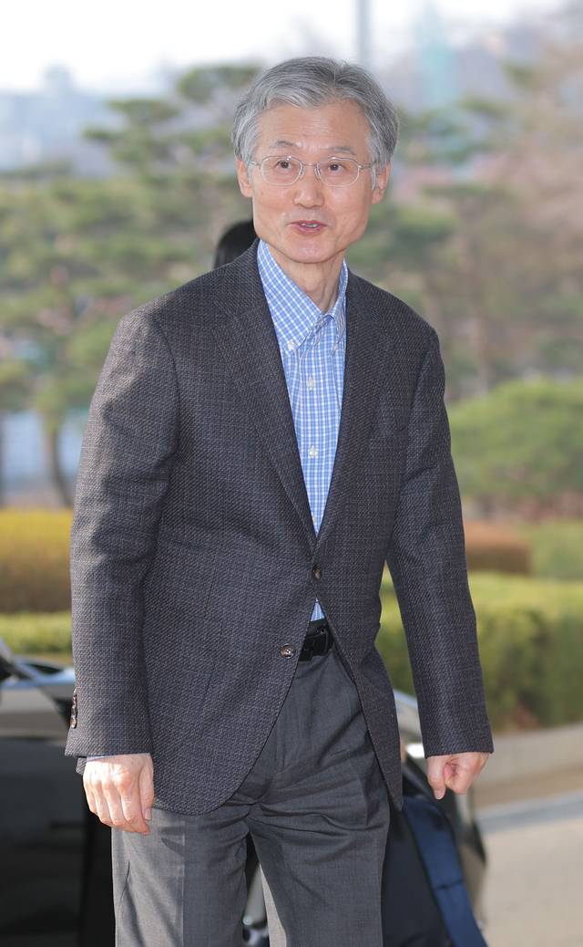 법왜곡죄와 재판소원제 도입, 대법관 증원을 뼈대로 하는 이른바 ‘사법개혁 3법’이 공포된 12일 조희대 대법원장이 서울 서초구 대법원으로 출근하고 있다. 기사내용과 무관. 연합뉴스