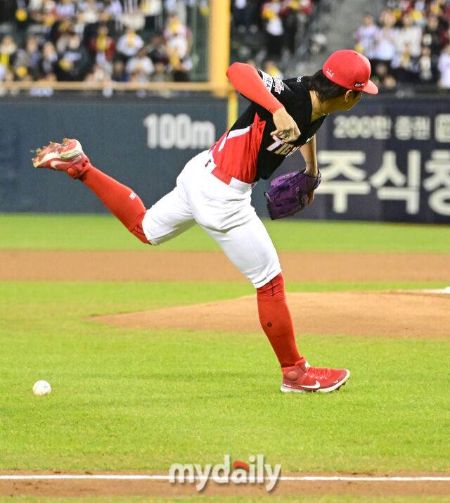 2026년 4월 1일 오후 서울 잠실구장에서 '2026 신한 SOL KBO리그' KIA 타이거즈와 LG 트윈스의 경기. KIA 3루수 김도영이 1회말 2사 1.3루서 LG 구본혁의 기습 번트 때 타구를 놓치고 있다./잠실=유진형 기자 zolong@mydaily.co.kr