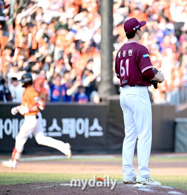 2026년 3월 28일 오후 대전 한화생명볼파크에서 열린 ‘2026 신한 SOL KBO리그' 개막전 키움 히어로즈와 한화 이글스의 경기. 키움 배동현이 8회말 2사 1.2루서 한화 심우준에게 동점 3점 홈런을 맞은 뒤 허탈해하고 있다./마이데일리