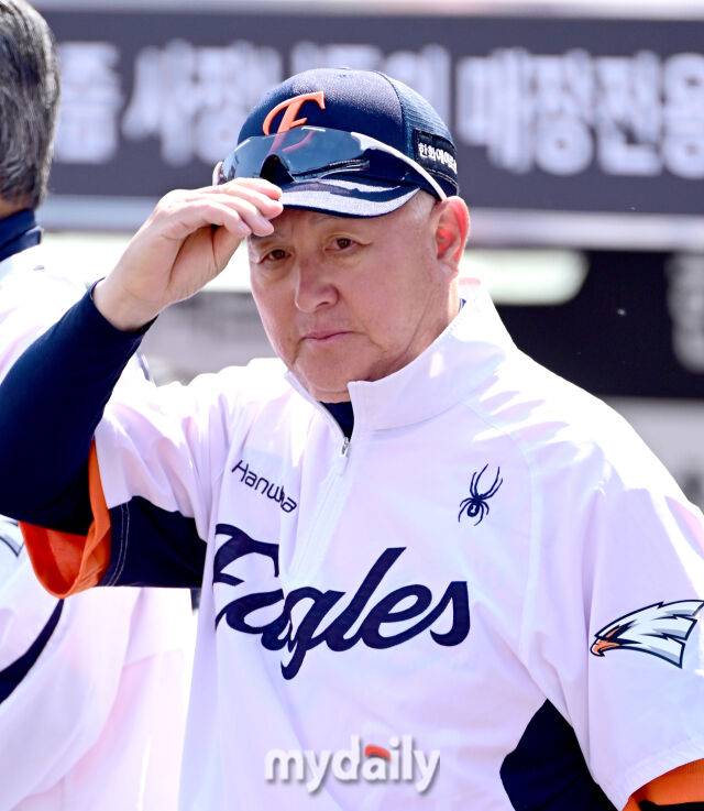 2026년 3월 29일 오후 대전 한화생명볼파크에서 열린 ‘2026 신한 SOL KBO리그' 키움 히어로즈와 한화 이글스의 경기. 한화 김경문 감독이 인사하고 있다./마이데일리