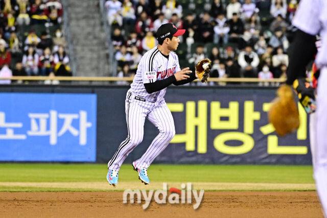 31일 서울 잠실야구장에서 열린 '2026 신한 SOL BANK KBO리그' LG 트윈스와 KIA 타이거즈 경기.LG 오지환이 2회초 1사 1-2루 KIA 데일의 타구를 수비하고 있다./마이데일리