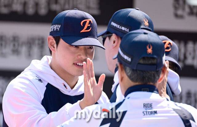 2026년 3월 29일 오후 대전 한화생명볼파크에서 열린 ‘2026 신한 SOL KBO리그' 키움 히어로즈와 한화 이글스의 경기. 한화 문동주가 하이파이브를 하고 있다./마이데일리