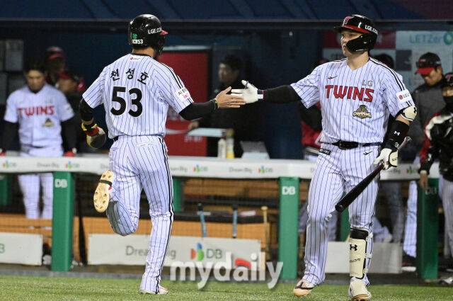 2026년 4월 1일 오후 서울 잠실구장에서 '2026 신한 SOL KBO리그' KIA 타이거즈와 LG 트윈스의 경기.LG 3루 주자 천성호가 6회말 1사 만루서 오스틴의 우익수 플라이 때 홈을 밟고 박동원의 축하를 받고 있다./잠실=송일섭 기자