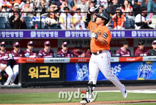 2026년 3월 29일 오후 대전 한화생명볼파크에서 열린 ‘2026 신한 SOL KBO리그' 키움 히어로즈와 한화 이글스의 경기. 한화 강백호가 3회말 무사 1루서 2점 홈런을 친 뒤 기뻐하고 있다./마이데일리