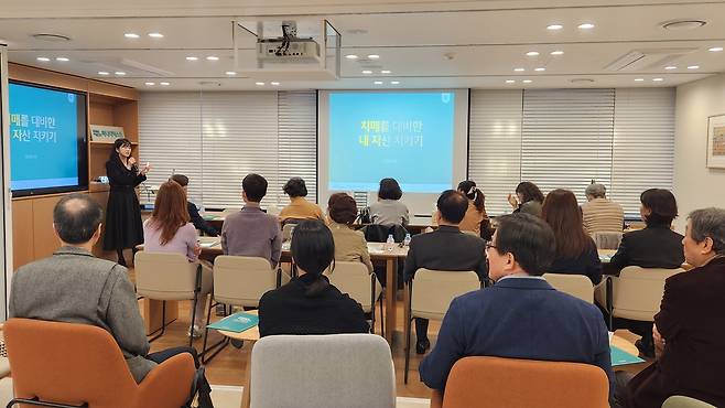 지난 30일 서울 강남구 하나더넥스트 서초동점에서 열린 ‘치매로부터 내 자산 지키는 통합자산관리’ 세미나 현장에서 김지은 팀장이 강연을 하고 있다. [정호원 기자]