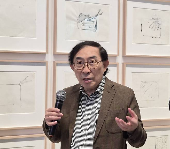 켄 하쿠다 백남준 에스테이트 대표가 1일 서울 용산구 아모레퍼시픽 본사 APMA 캐비닛에서 ‘백남준: 리와인드 / 리피트 (Rewind / Repeat)’ 기자간담회를 하고 있다. [김현경 기자]