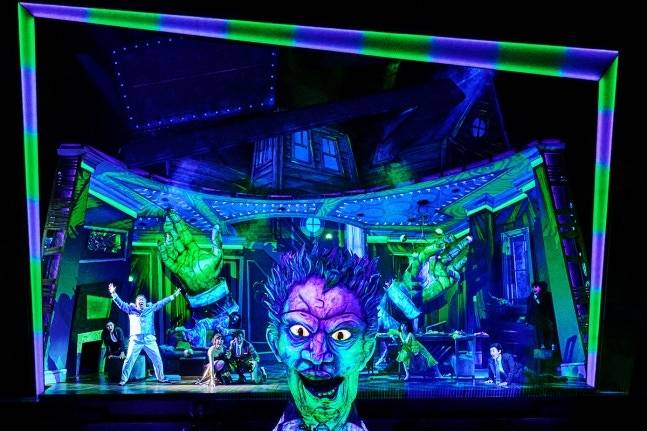 뮤지컬 ‘비틀쥬스’의 거대한 모래벌레와 기괴한 크리처 퍼펫. [CJ ENM 제공]