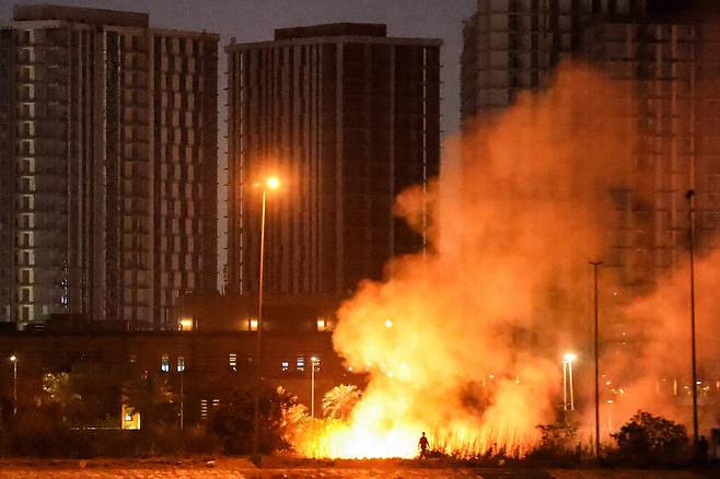 이란 전쟁이 3주째에 접어든 가운데, 17일(현지시간) 이라크 바그다드 주이라크 미국대사관 인근에서 드론과 미사일 공격으로 화재가 발생해 불길이 치솟고 있다. 이라크군은 이란 지원을 받는 민병대 조직들이 이라크 바그다드 주재 미국 대사관을 다시 공격했다고 밝혔다. [AFP]