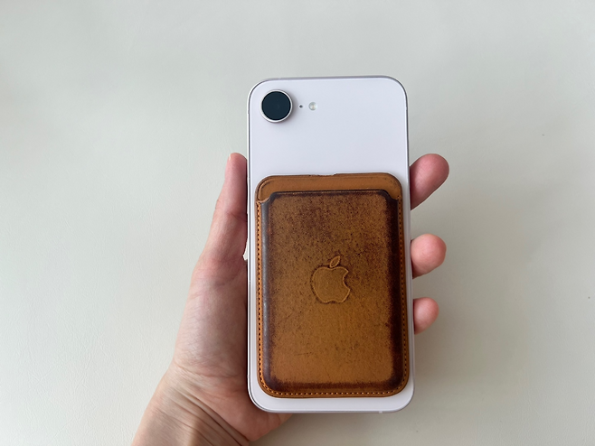 아이폰17e에 맥세이프 카드 홀더를 부착한 모습. [박혜림 기자/rim@]