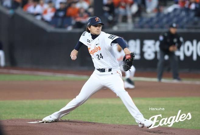 [서울=뉴시스] 프로야구 한화 이글스의 오웬 화이트가 31일 대전 한화생명볼파크에서 열린 2026 신한 쏠 KBO리그 KT 위즈전에 선발 등판해 공을 던지고 있다. (사진=한화 이글스 제공) 2026.03.31. *재판매 및 DB 금지