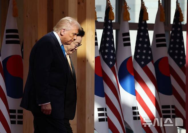 [경주=뉴시스] 최동준 기자 = 이재명 대통령과 도널드 트럼프 미국 대통령이 지난해 10월 29일 경북 경주박물관에서 열린 공식 환영식에서 의장대를 사열하기 위해 이동하고 있다. 2025.10.29. photocdj@newsis.com