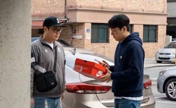 [서울=뉴시스] 1990년대 나이키 에어 조던 열풍을 경험하며 성장한 이들이 구매력을 갖춘 핵심 소비층으로 자리 잡으면서,  단순한 운동화가 아닌 하나의 문화적 자산이자 수집 대상으로 소비하고 있다.  사진 화성인 릴도지 '영포티 브이로그' 유튜브 영상 캡처 *재판매 및 DB 금지