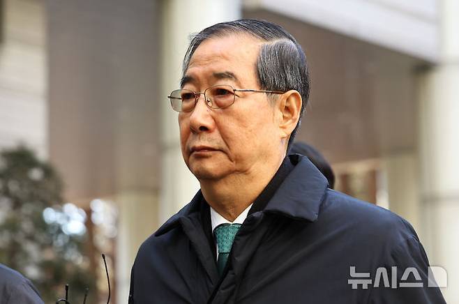 [서울=뉴시스] 최진석 기자 = 광주의 한 백반집에 격려금을 전달한 뒤 대선 출마를 선언해 공직선거법 위반 혐의를 받는 한덕수 전 국무총리가 첫 재판에서 혐의를 부인했다. 사진은 한 전 총리가 지난 1월 21일 자신의 내란 혐의 1심 선고기일에 출석하는 모습. 2026.04.02. myjs@newsis.com