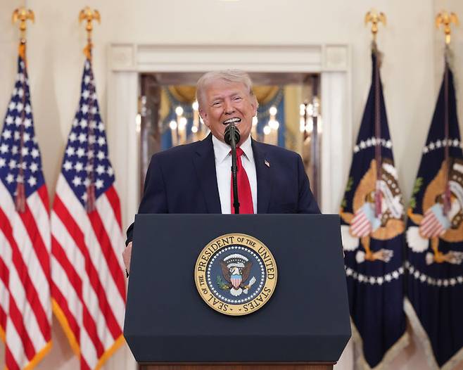 [워싱턴=AP/뉴시스] 도널드 트럼프 미국 대통령이 1일(현지 시간) 백악관 크로스홀에서 이란 전쟁과 관련해 대국민 연설을 하고 있다. 트럼프 대통령은 "2~3주 동안 이란을 대대적으로 타격할 것"이라며 "이란을 석기시대로 돌려보낼 것"이라고 말했다. 2026.04.02.