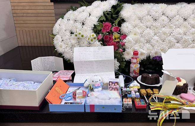 [울산=뉴시스] 박수지 기자 = 2일 오전 울산 북구 한 장례식장에 마련된 초등학교 2학년 이모(7)양의 빈소에 간식과 학용품, 장난감 등이 놓여 있다. parksj@newsis.com