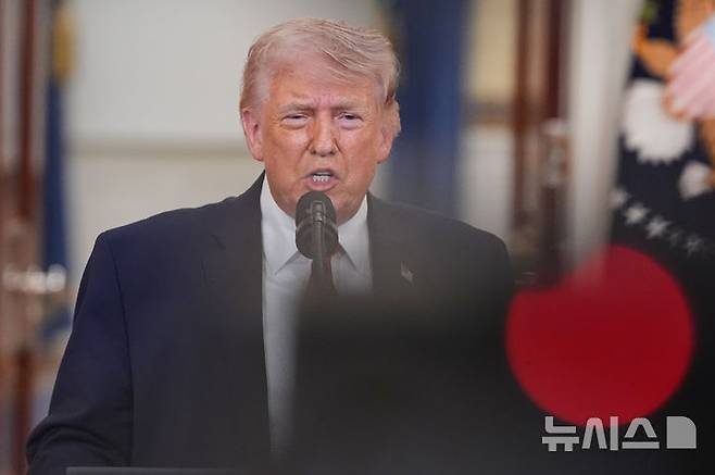 [워싱턴=AP/뉴시스] 도널드 트럼프 미국 대통령은 이란 공습 개시 32일째인 1일(현지 시간) 이란 전력이 무력화됐으며 향후 2~3주간 고강도 공습으로 완전히 궤멸하겠다고 밝혔다. 그러나 이란은 자국 전력이 건재하다며 "적이 항복할 때까지 전쟁은 계속될 것"이라고 맞받았다. 사진은 트럼프 대통령이 1일(현지 시간) 백악관 크로스홀에서 이란 전쟁과 관련해 대국민 연설을 하는 모습. 2026.04.02.