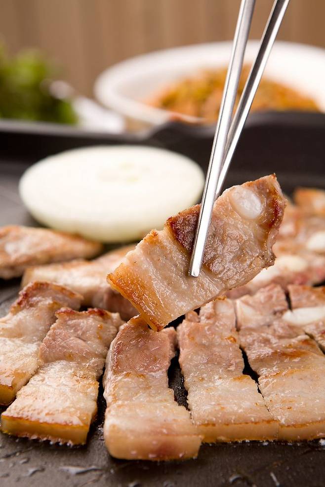 [서울=뉴시스] 오돌뼈는 치아에 큰 부담을 준다. (사진=유토이미지) *재판매 및 DB 금지