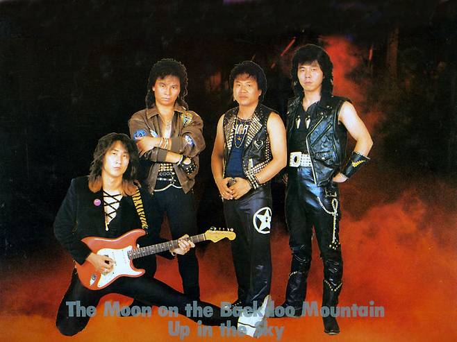 [서울=뉴시스] 왼쪽에서 세 번째가 드러머 한춘근. 밴드 백두산(사진 = 박성서 대중음악 평론가 제공) 2026.04.02 photo@newsis.com *재판매 및 DB 금지