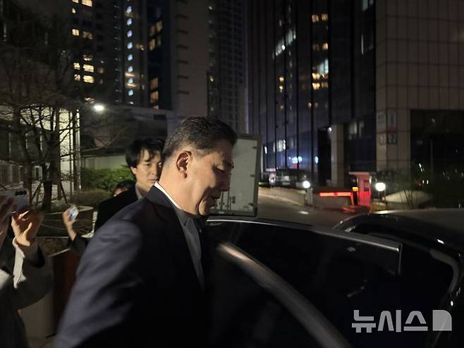 [서울=뉴시스]신유림 기자=13개 의혹을 받는 김병기 무소속 의원이 2일 오후 서울 마포구 서울경찰청 광역수사단에 출석해 5차 피의자 조사를 마친 뒤 귀가하고 있다. 2026.04.02. spicy@newsis.com