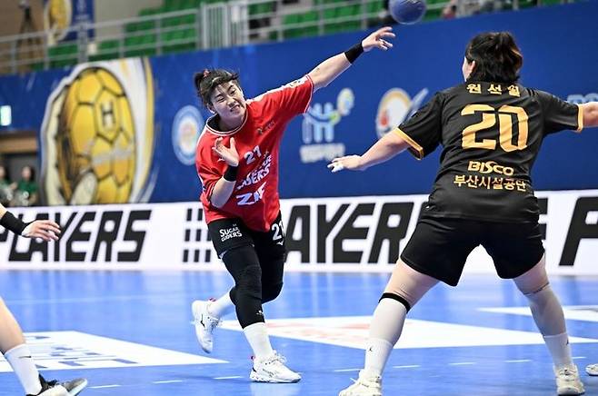 [서울=뉴시스] 여자 핸드볼 SK슈가글라이더즈의 최지혜. (사진=한국핸드볼연맹 제공) *재판매 및 DB 금지