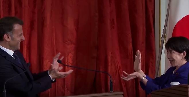 에네르기파 자세를 취하고 있는 마크롱 프랑스 대통령과 다카이치 일본 총리 [출처=로이터]