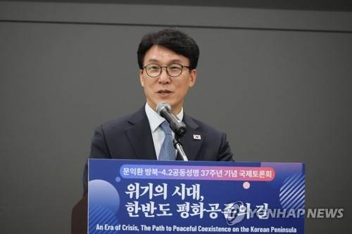 축사하는 김민석 총리 (서울=연합뉴스) 이정훈 기자 = 김민석 국무총리가 2일 서울 종로구 서울글로벌센터에서 열린 문익환 방북-4.2공동성명 37주년 기념 국제토론회에서 축사하고 있다. 2026.4.2 uwg806@yna.co.kr