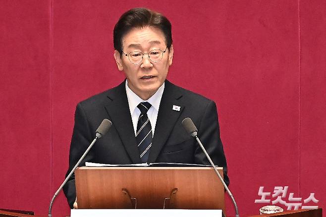 이재명 대통령이 2일 서울 여의도 국회 본회의장에서 중동 사태 대응 등을 위한 추가경정예산안에 대한 시정연설을 하고 있다. 황진환 기자