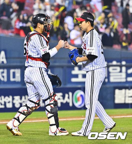 [OSEN=잠실, 박준형 기자] 프로야구 LG 트윈스가 KIA 타이거즈를 꺾고 개막 3연패에서 탈출했다.&nbsp;LG는 1일 서울 잠실구장에서 열린 2027 KBO리그 KIA와 시즌 2차전 맞대결에서 7-2로 승리했다. 이로써 LG는 개막 3연패를 끊고 첫 승을 신고했다.경기종료 후 LG 유영찬 투수와 이주헌 포수가 승리의 기쁨을 나누고 있다.     2026.04.01 / soul1014@osen.co.kr