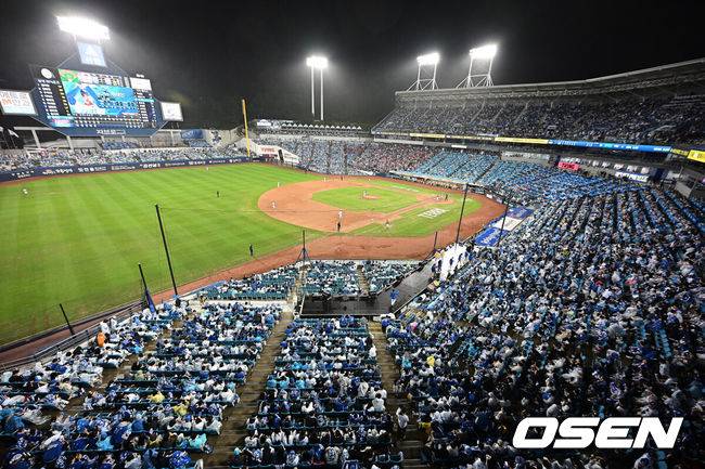 [OSEN=대구, 이석우 기자] 13일 대구 삼성라이온즈파크에서 2025 신한 SOL뱅크 KBO 준플레이오프 삼성 라이온즈와 SSG 랜더스의 3차전 경기가 열렸다. 홈팀 삼성은 원태인이, 방문팀 SSG는 앤더슨이 선발 투수로 출전했다.삼성 라이온즈 팬들이 응원을 하고 있다. 2025.10.13 / foto0307@osen.co.kr