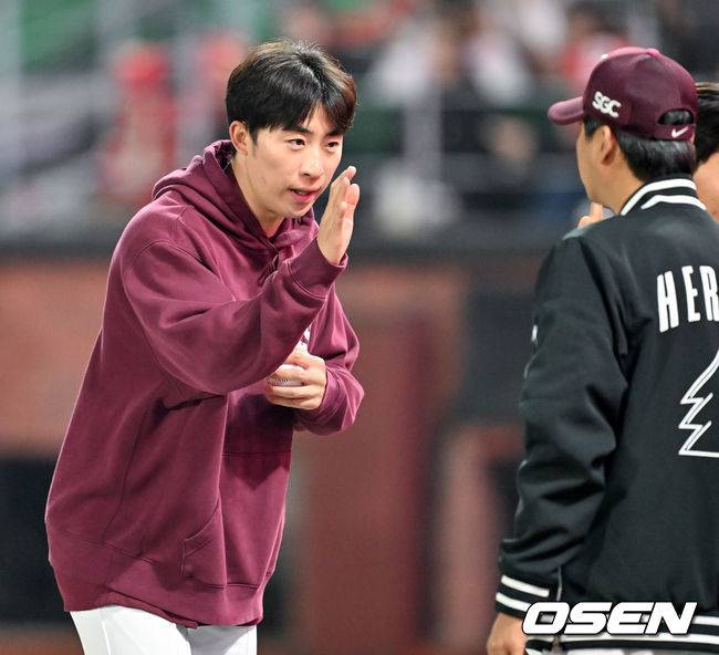 [OSEN=인천, 민경훈 기자] 1일 인천 SSG랜더스필드에서 ‘2026 신한 SOL KBO리그’ SSG 랜더스와 키움 히어로즈의 경기가 열렸다. 경기를 마치고 배동현이 키움 설종진 감독과 하이파이브를 하고 있다. 2026.04.01&nbsp;/ rumi@osen.co.kr