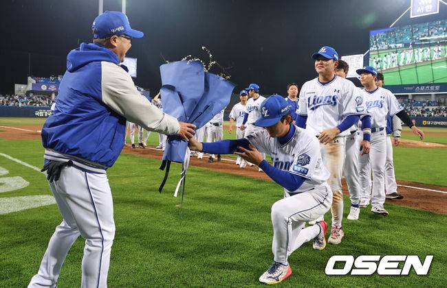 [OSEN=대구, 이석우 기자] 1일 대구삼성라이온즈파크에서 2026 신한 SOL KBO 리그 삼성 라이온즈와 두산 베어스의 경기가 열렸다. 삼성이 두산에 13-3으로 대승을 거뒀다.삼성 라이온즈 박진만 감독이 KBO리그 최초 3000승을 기록한 후 박진만 감독에게 축하 꽃다발을 전달하고 있다. 2026.04.01 / foto0307@osen.co.kr
