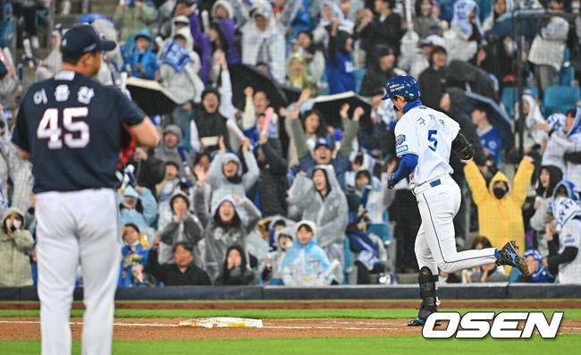[OSEN=대구, 이석우 기자] 1일 대구삼성라이온즈파크에서 2026 신한 SOL KBO 리그 삼성 라이온즈와 두산 베어스의 경기가 열렸다. 홈팀 삼성은 양창섭이, 방문팀 두산은 최승용이 선발 출전했다. 삼성 라이온즈 구자욱이 6회말 1사 2루 우월 2점 홈런을 치고 진루하고 있다. 2026.04.01 / foto0307@osen.co.kr