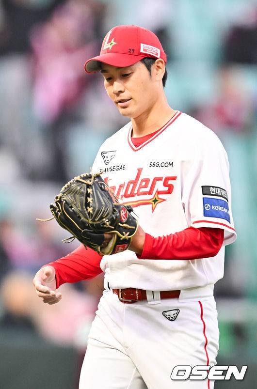 [OSEN=인천, 민경훈 기자] 1일 인천 SSG랜더스필드에서 ‘2026 신한 SOL KBO리그’ SSG 랜더스와 키움 히어로즈의 경기가 열렸다.이날 경기에서 SSG은 타케다를, 키움은 배동현을 선발로 내세웠다.1회초를 마친 SSG 선발 타케다가 아쉬워하고 있다. 2026.04.01&nbsp;/ rumi@osen.co.kr